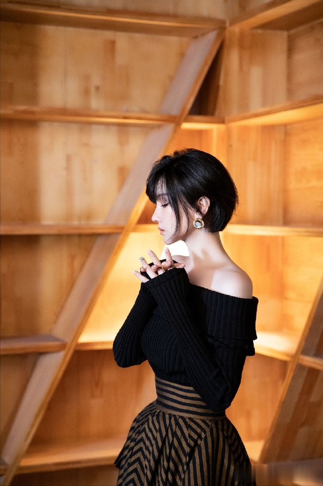 陈小纭短发简约风造型写真 黑色斜肩裙秀香肩锁骨 ???