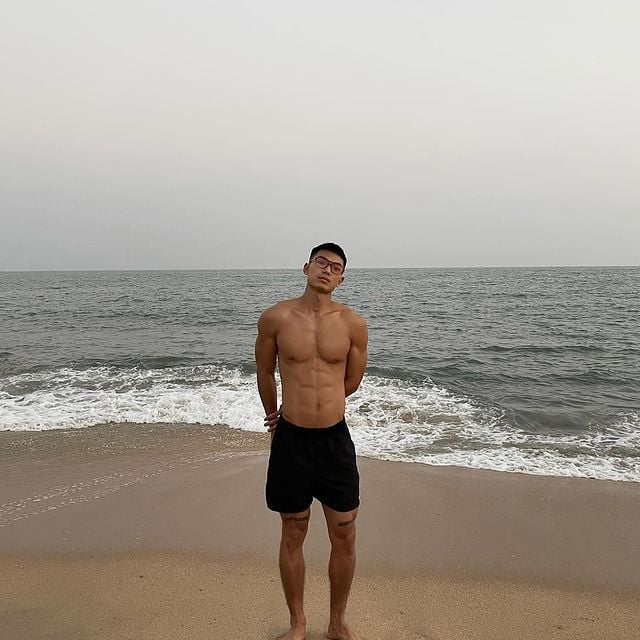 健身帅男，狂秀腹肌，大腿肌肉也很发达