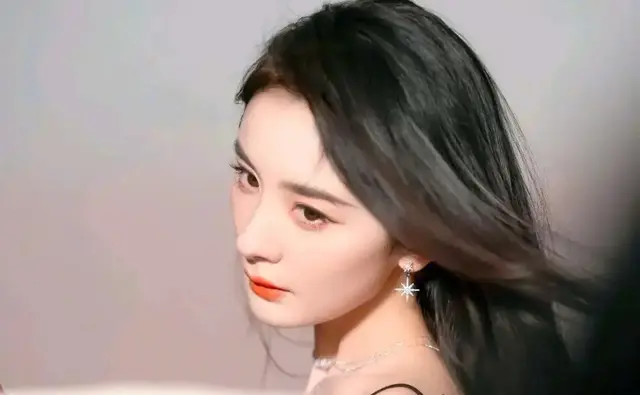 杨幂与王楚然撞衫,身穿咖色外套,发型都很相似,谁更胜一筹?