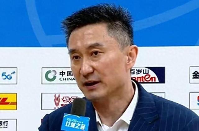 杜锋妻子罕见现身！穿超短裙+染一头黄发，常年分居夫妻关系成谜