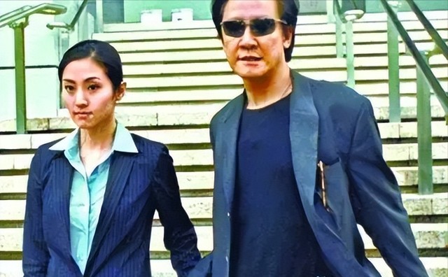 她是向华胜的情人,也是陈法蓉的升级版,她不嫁豪门却自成豪门