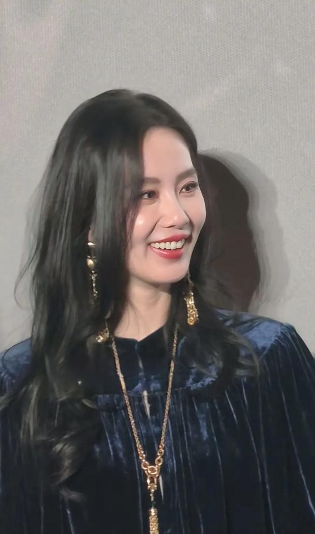 刘诗诗怼脸镜头下的状态好美，她笑的好开心，面色红润，气色真好