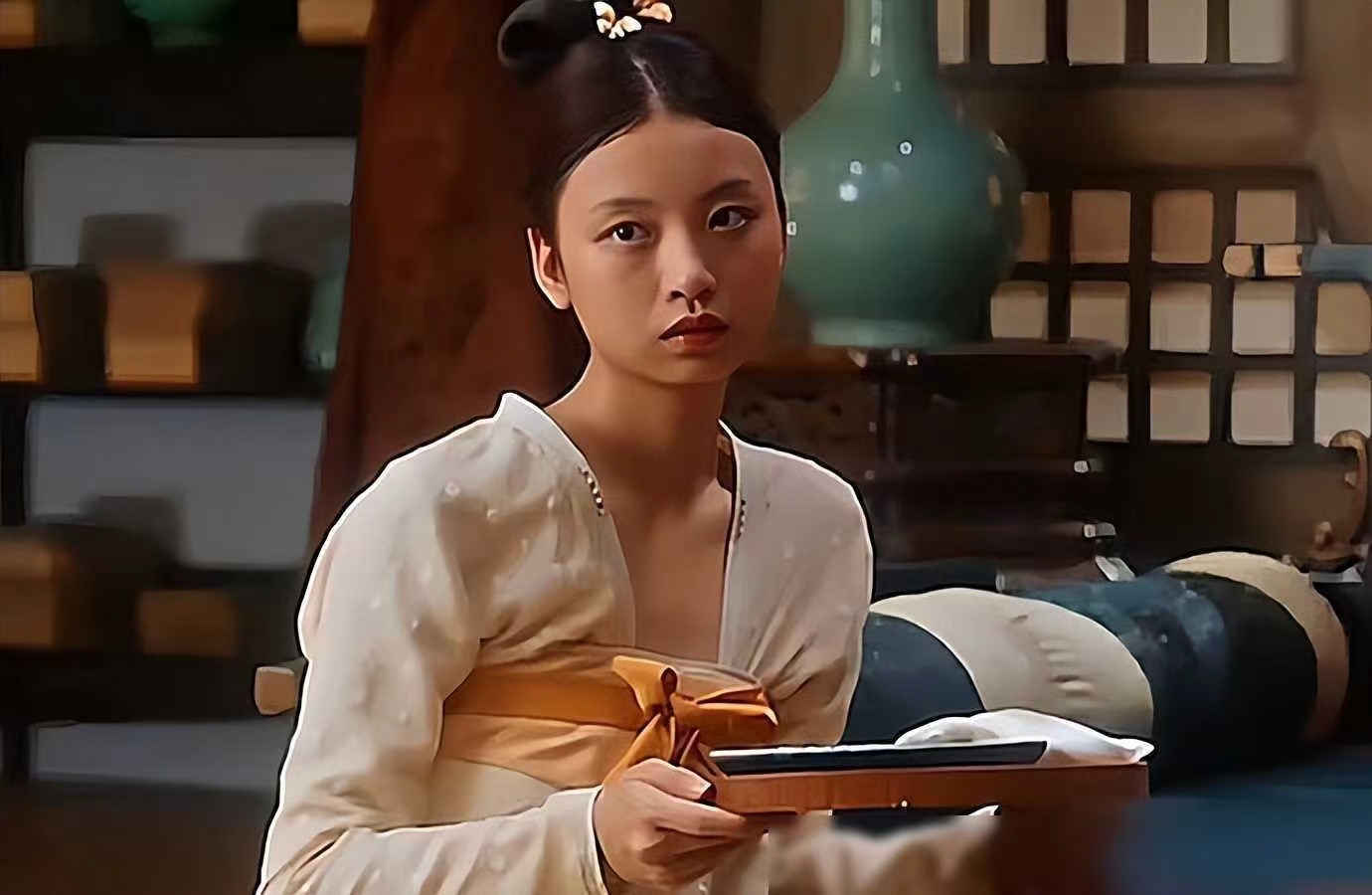 出道4年默默无闻，《与凤行》打酱油被关注，浓颜系长相很漂亮