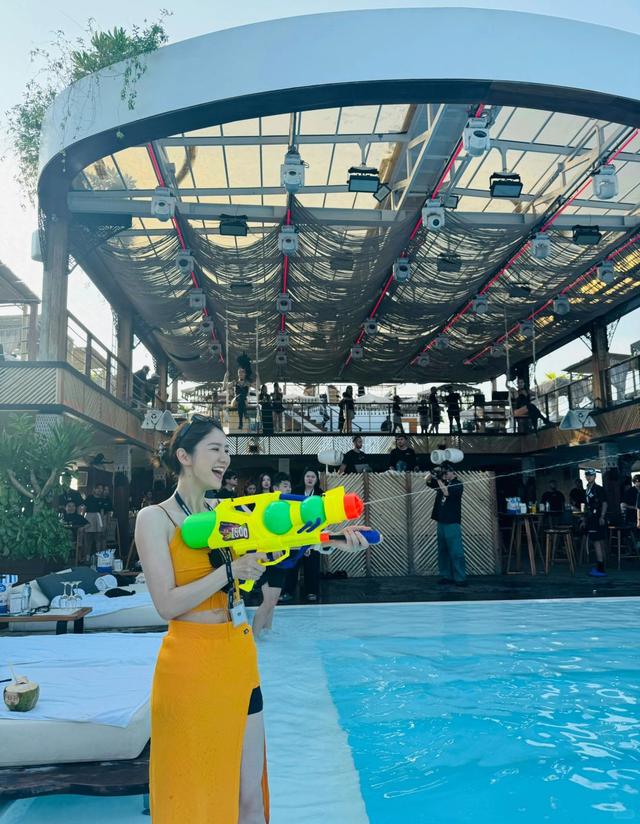 张馨月参加王嘉尔生日派对,网友 -太美了!