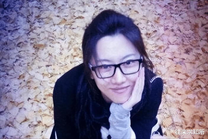 北京美女王博谷：嫁小7岁演员巴图，婚后生两子，风光背后是辛酸