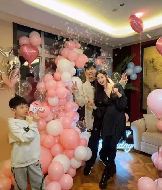 46岁秋瓷炫晒全家福，儿子颜值高撞脸爸爸抢镜！辣妈深V保养好