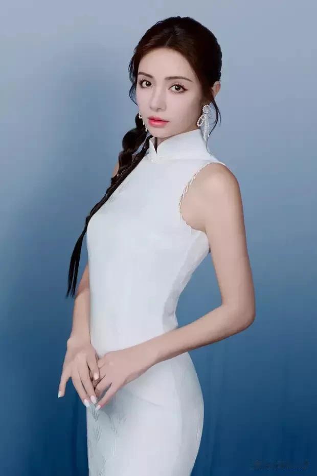 麦迪娜中式旗袍秀美腿，与姜潮七夕甜蜜撒糖，夫妻合体羡煞旁人！