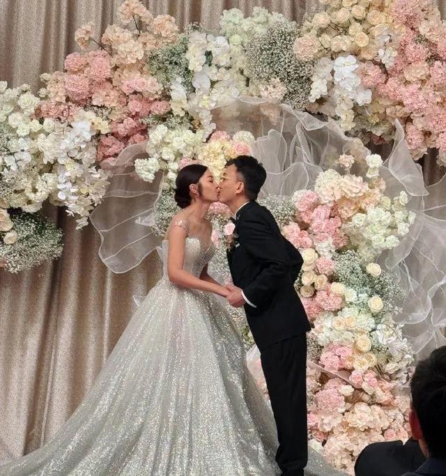 陈自瑶闺蜜再披婚纱，正式告别相差51岁嘅“爷孙恋”，觅得真爱