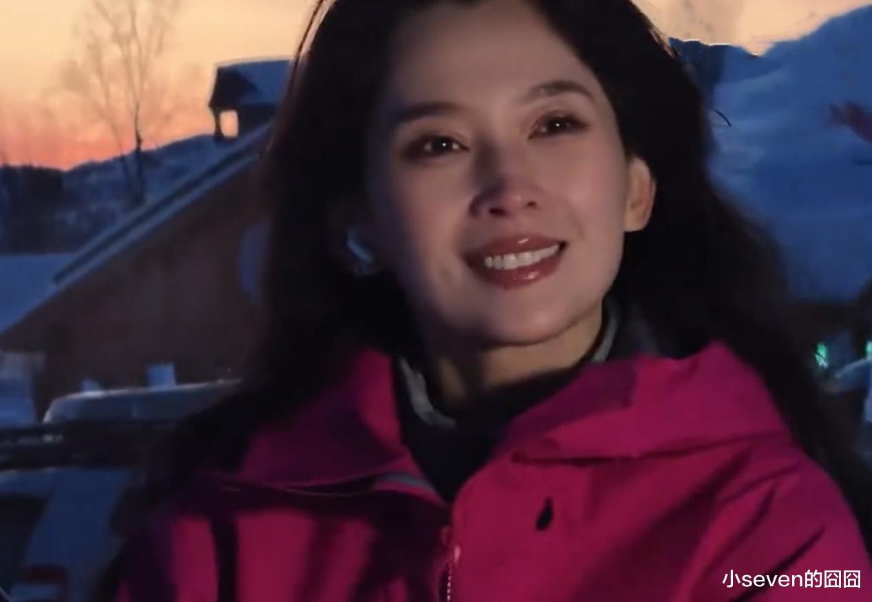 34岁森林北线下生图曝光,穿黑色棉衣有点显老,比叶珂更让人喜欢