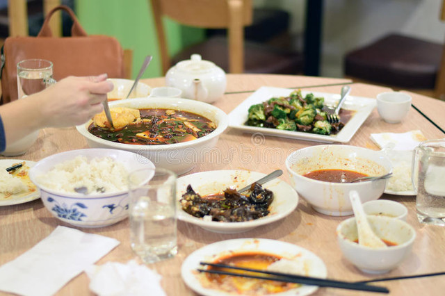 自助餐“隐形高手”：从不吃这4道“陷阱”菜品，老板：是个吃货