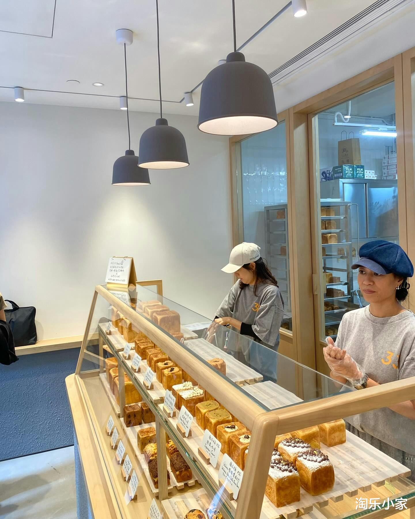 43岁视后唐诗咏离巢跨界开烘焙店,容祖儿旧爱加持:太有型啦!