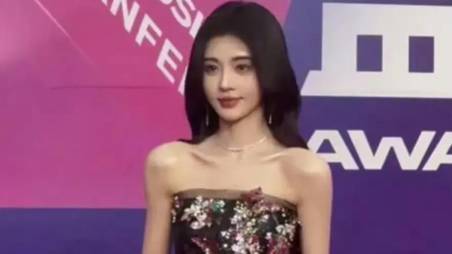 鞠婧祎直角肩遭吐槽！肩膀上两块骨头高耸入云，被质疑打了玻尿酸