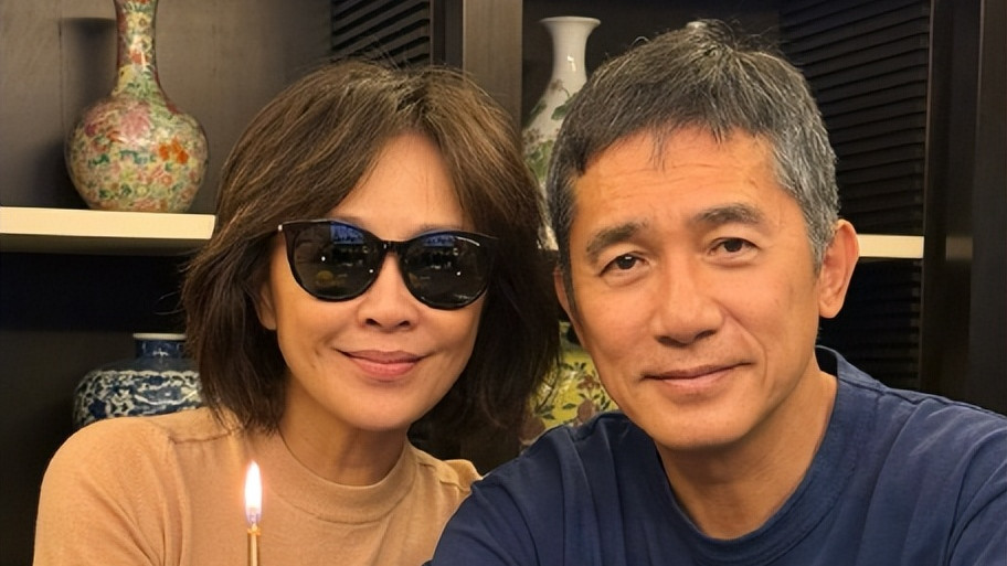 刘嘉玲59岁生日穿性感丝袜cos梦露庆祝，梁朝伟两鬓斑白尽显朴素