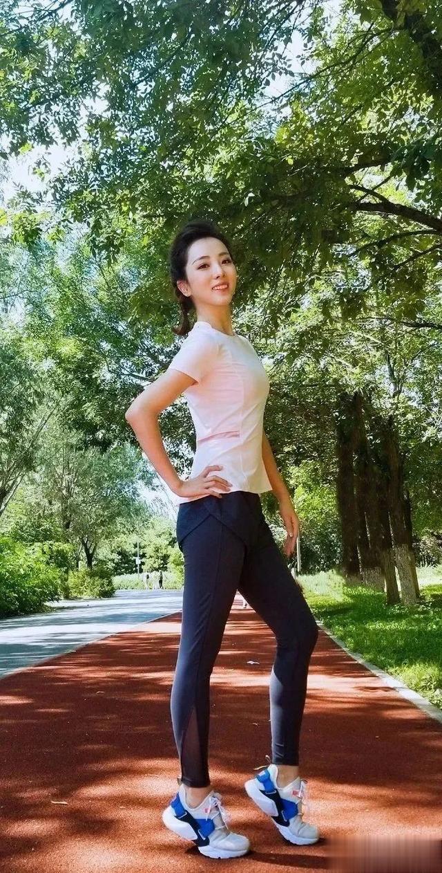 央视女主播李梓萌沈阳被偶遇,个高腿长胯宽,很彪悍,47岁仍单身