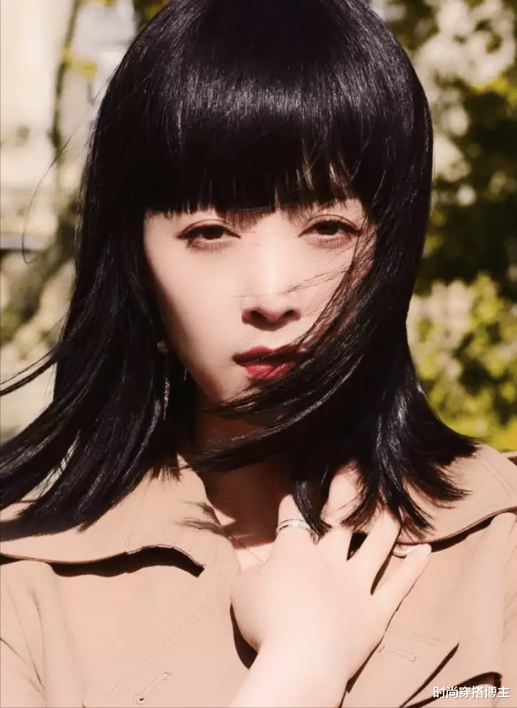 “华妃”蒋欣减肥成功后新剪了齐刘海,40岁美得像20岁,惊艳极了
