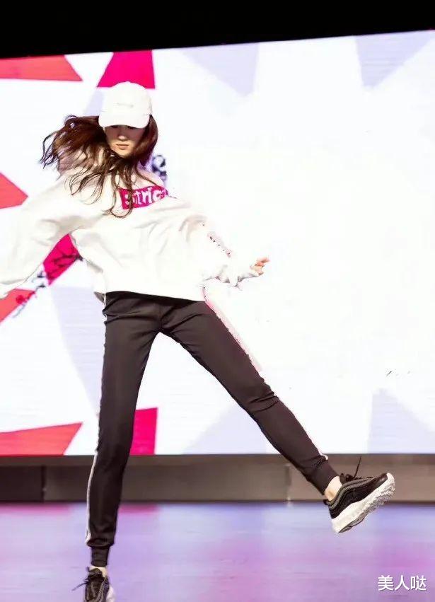 刘亦菲的衣品真难懂!穿oversize卫衣配健身裤,五五分的身材太真实