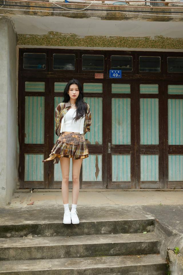 孙怡喝醉睡草丛：明星也有接地气的一面！