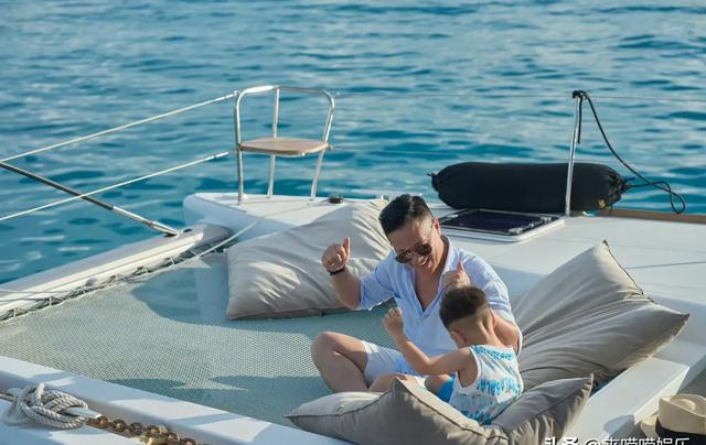 胡杏儿发文晒旅游照可以不回家吗48岁老公正面照不亚于明星好幸福