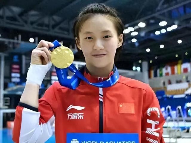 陳芋汐|多才多藝的陳芋汐，主持跨年晚會好漂亮的服飾