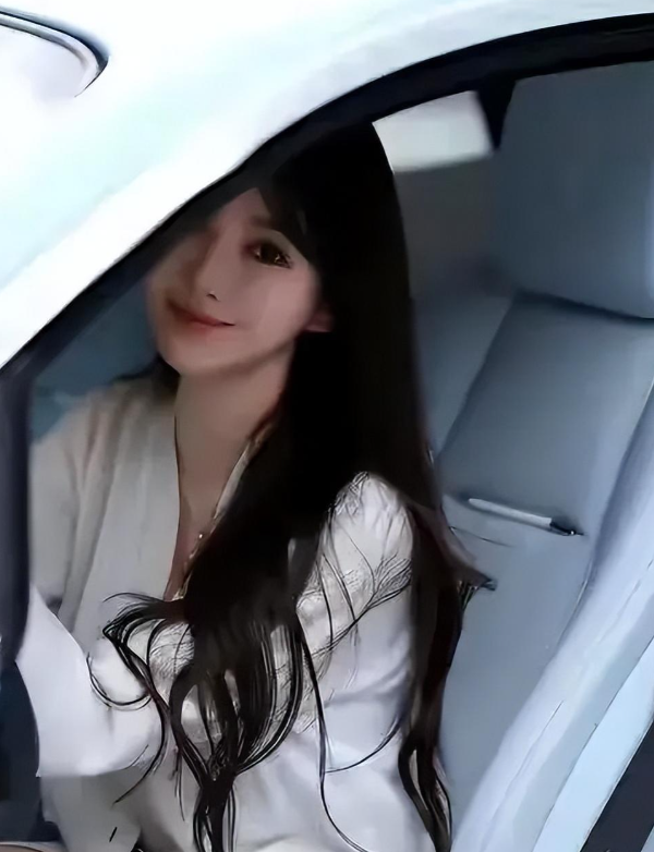 老牛“再”吃嫩草！黄晓明又快乐了，小十四岁的女友确实优秀