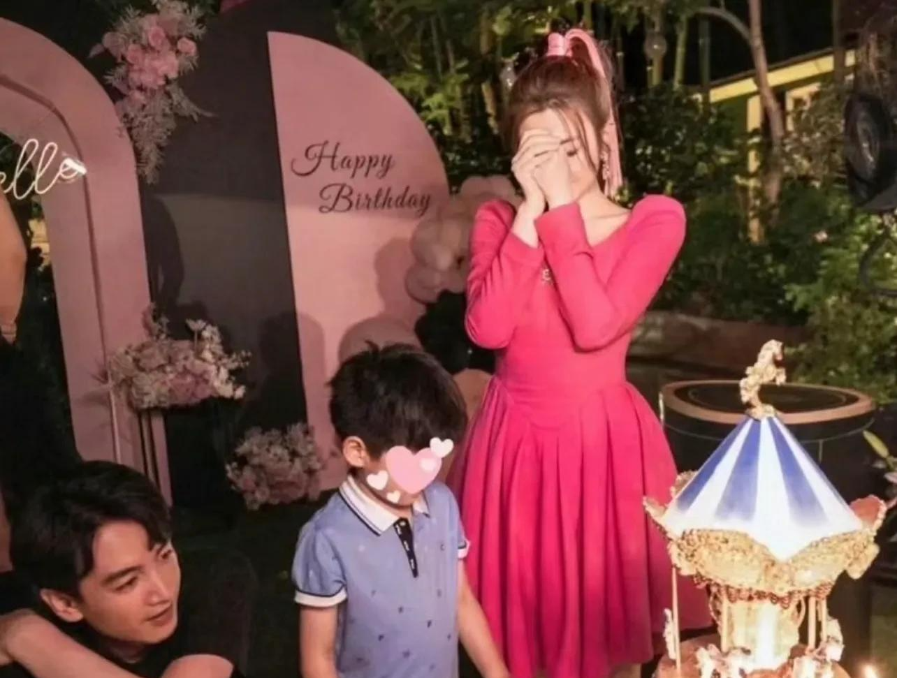 陈妍希晒8岁小星星近照，母子二人韩国旅行，陈晓依旧未现身