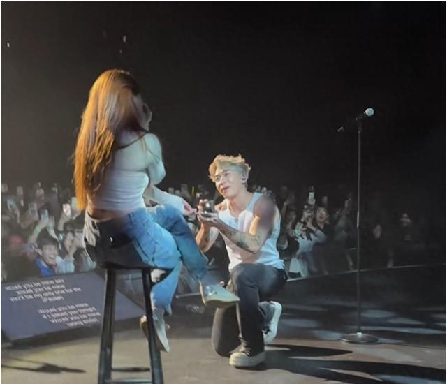 香港男星演唱会上求婚成功！拿钻戒紧张单膝下跪，女友爆哭点头