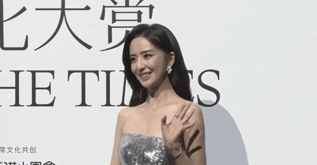 阿那亚这一夜:杨幂秀事业线,佟丽娅独有韵味,姚晨总裁范成亮点