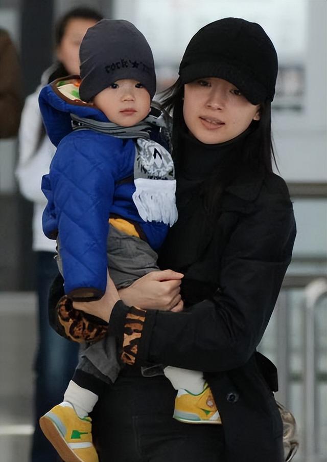 潘粤明和小女友上节目,50岁潘粤明对小女友一脸宠爱,感情甜蜜