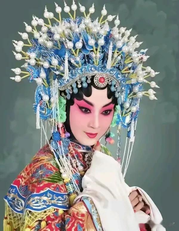 京剧新星陨落：姜亦珊自缢身亡，艺术界痛失瑰宝