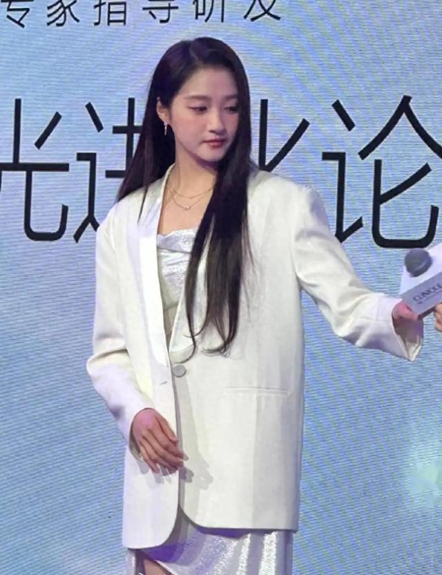 27岁关晓彤被爆分手后首亮相,穿大码西装很富态