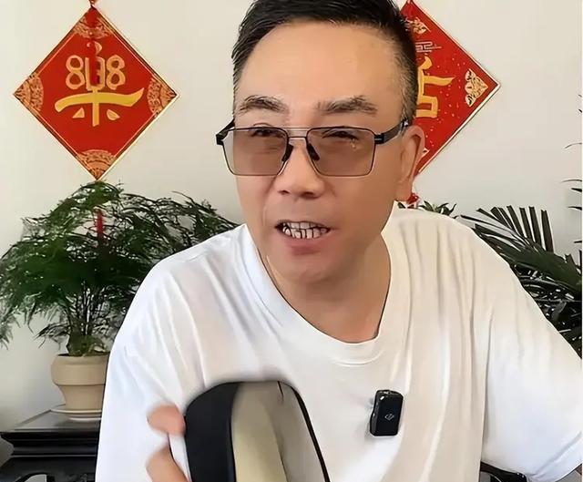相声演员杨议：让情妇和原配“同吃同住”，还带着和父亲拍全家福