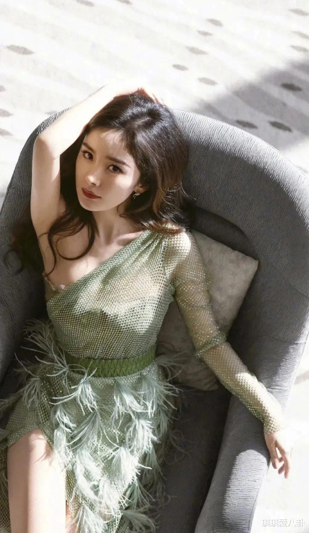 杨幂绿色高开叉长裙太犯规!不藏的真实魅力在哪?