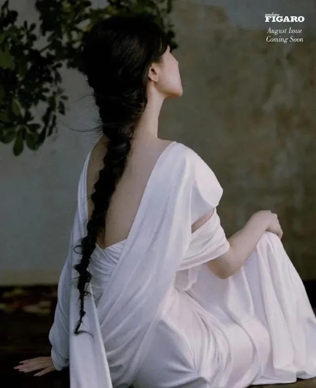 31岁杨紫晒封面照,穿五套高定诠释多彩人生,简直是美神降临!