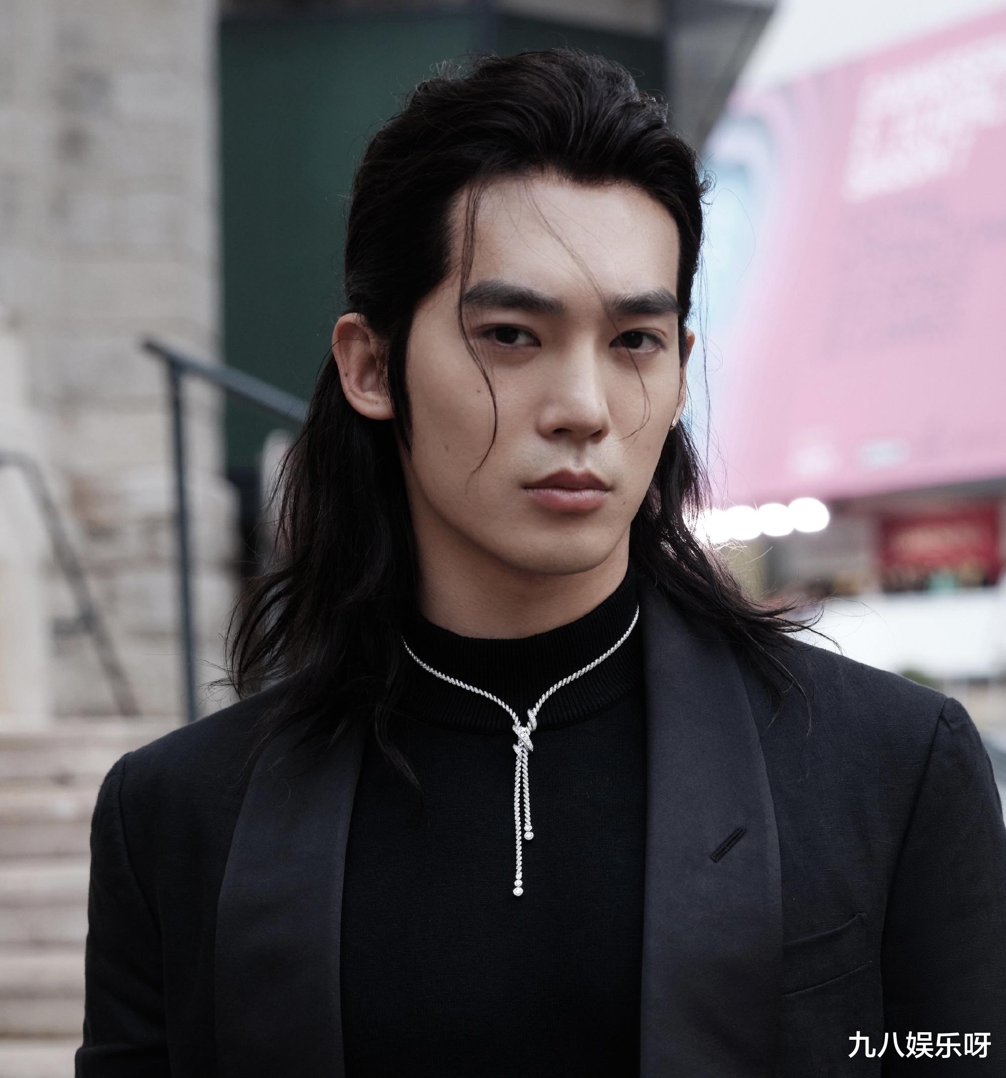 于适近照引争议，低领衬衫大秀身材，却被吐槽：撞脸向佐