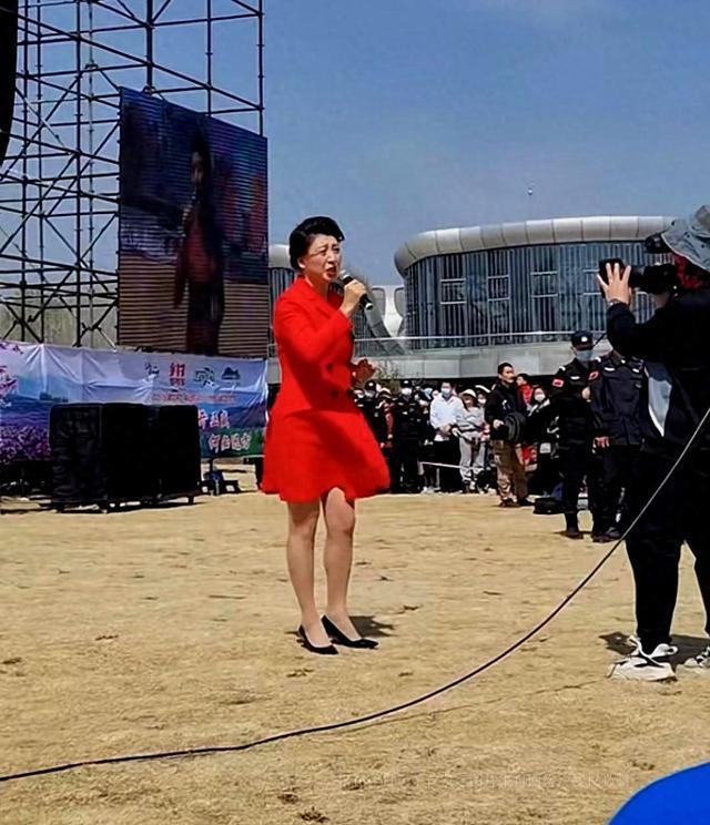 过气明星有多惨？农村走穴，摆摊还债，而他哭穷：卡里只剩100万