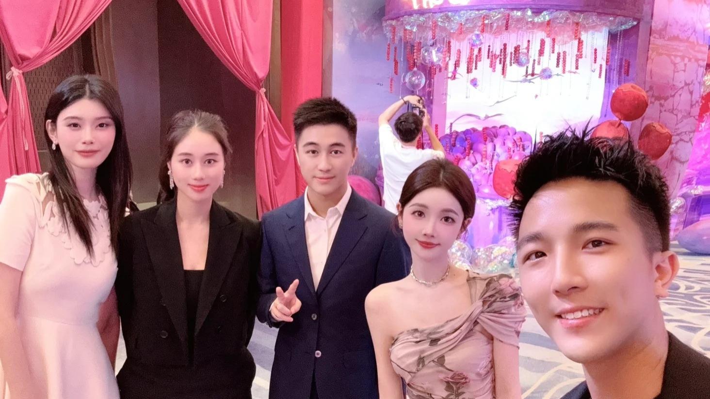 谢霆锋出席干女儿婚礼，穿搭随意黑脸惹争议，曾免费代言22年！