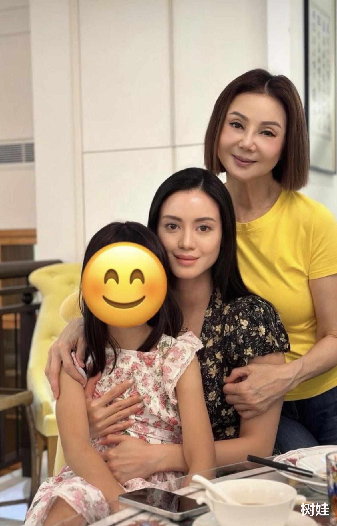 谢玲玲居家庆祝68岁生日，三代同堂吃饭，四亿豪宅灯火通明好气派