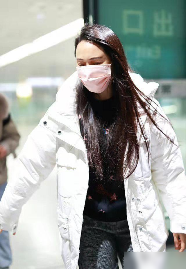 伊能静携女儿现身机场,穿羽绒服显胖但保暖,却给5岁女儿穿裙子