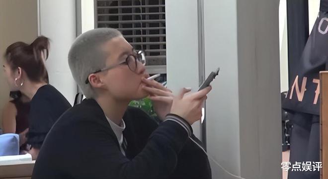 24岁吴卓林异国与妻漫步,抽烟短发形象变,吴绮莉盼女归心切