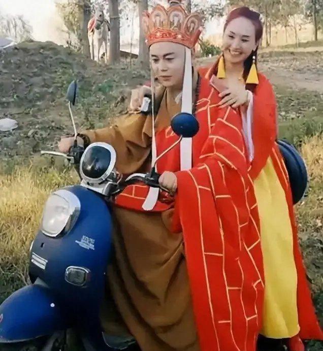 演员片场不拍戏的时候干啥?第一张忍住了,张铁林让人笑到肚子疼