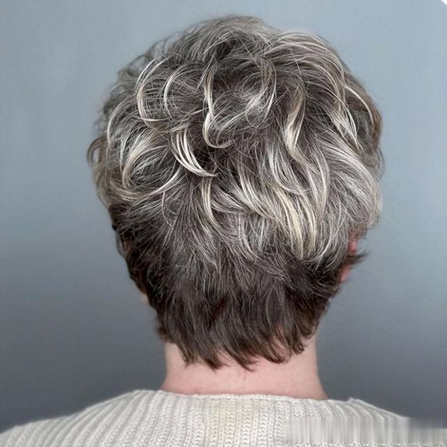 女人过了45岁,发型这样整,剪短烫烫就是不一样