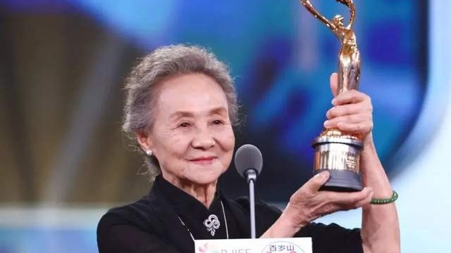 72岁开始演戏，78岁走红，84岁成影后，年龄从不是困住自己的理由