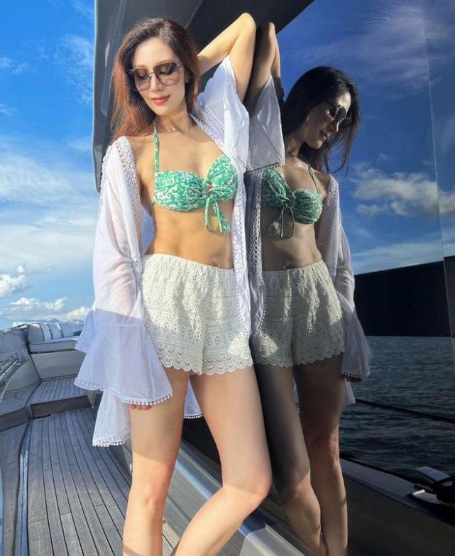 53岁李嘉欣穿搭引争议，土气or时尚？逆龄身材气质爆棚吸睛无数！