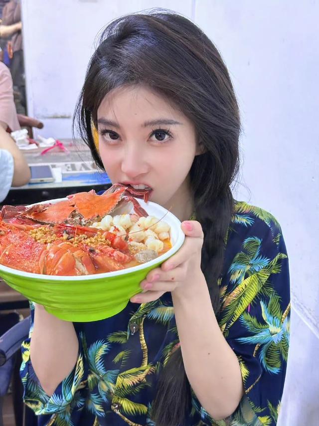 冯提莫展示身材被质疑生过孩子？冯提莫回复：我确实有一个孩子！