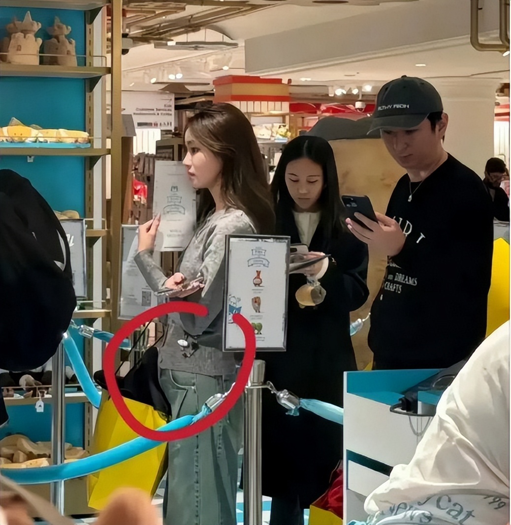 王思聪女友懒懒疑似怀孕，网友：黄一鸣女儿闪闪遇到竞争对手了！