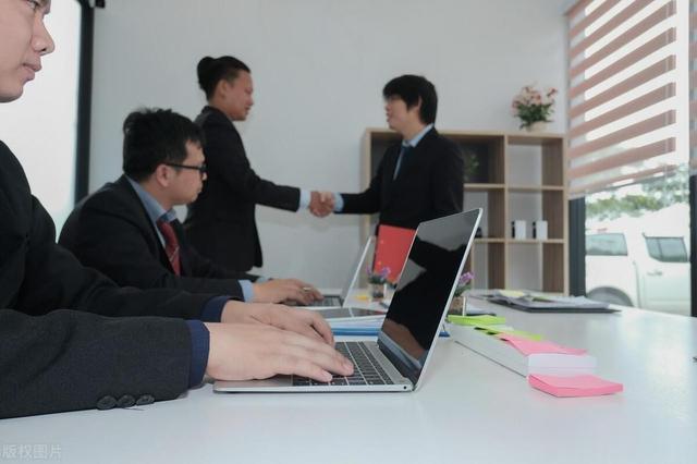 女同事上午办完退休手续，下午就要搬走办公室冷风机，领导愣住了