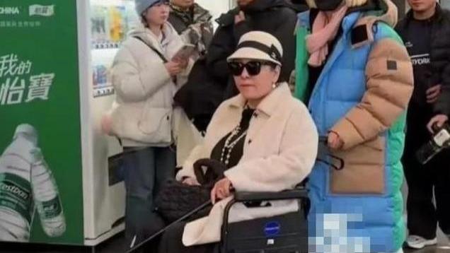 向佐来哈尔滨了！这花棉袄穿在他身上还挺好看，你别说还真适合他