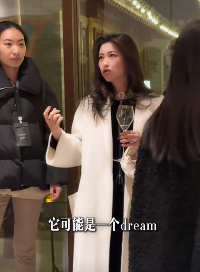 朱珠租北京四合院办艺术展，邀请圈内名流，戴钻石项链讲解超贵妇