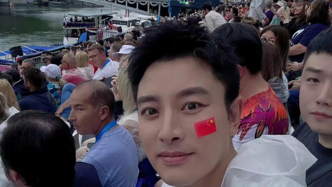 明星贾乃亮奥运会开幕式助威被淋透！董宇辉现身巴黎粉丝激动万分