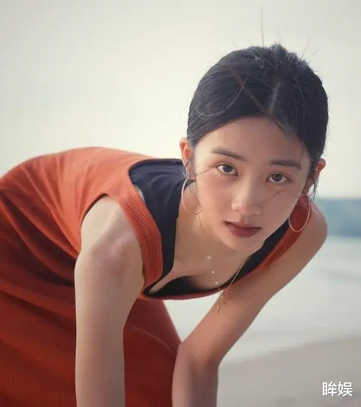 黄磊大女儿减肥后更美了，18岁多多瘦出直角肩线条分明